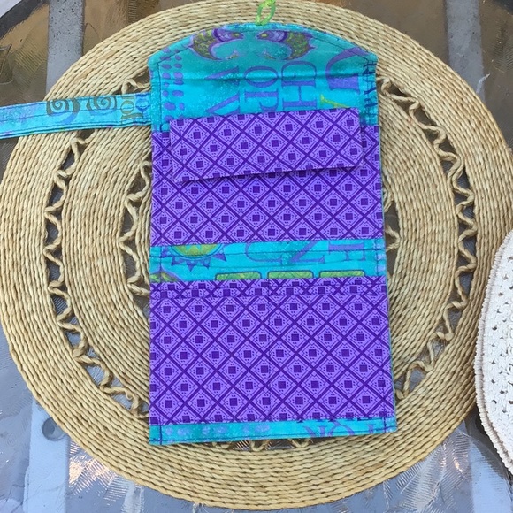 Sale! CK Wristlet & Three Bags Bundle! PLUS Free Gift!! - Picture 11 of 16